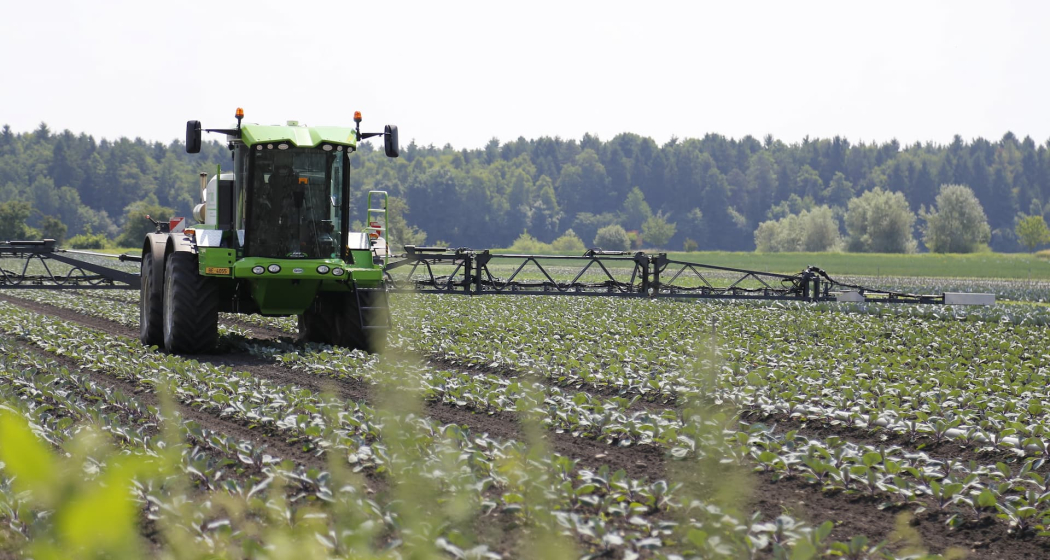 Traktor bringt Pflanzenschutzmittel aus neue Pflanzenschutzverordnung 2026 (Bild: SBV)