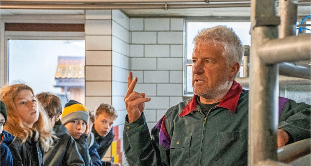 Buendner Woche Titelbild Besuch Kuhvilla Lenzerheide Buendner Woche Titelbild Schule auf dem Bauernhof Kuhvilla Lenzerheide