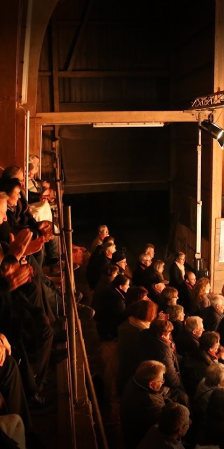 Theater auf dem Hof - einmal anders. (© hof-theater.ch) Theater auf dem Hof - einmal anders.