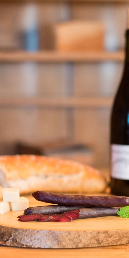 Wein, Salsiz und Brot - mehr braucht es nicht. (© Mattias Nutt) Wein, Salsiz und Brot - mehr braucht es nicht.