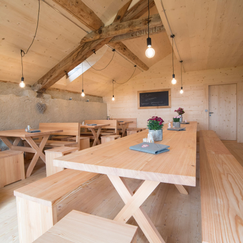 Gemütlicher Gastraum auf der Alp Nurdagn