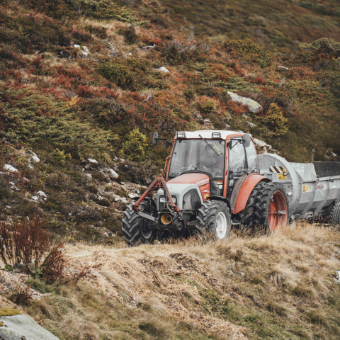 Agrotourismus Graubünden Bialaventura Surrein (Bild: Tina Gerber) Traktor Anhänger Bialaventura Surrein