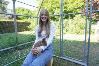 Anja und ihr Hase Anja mit ihrem Hasen