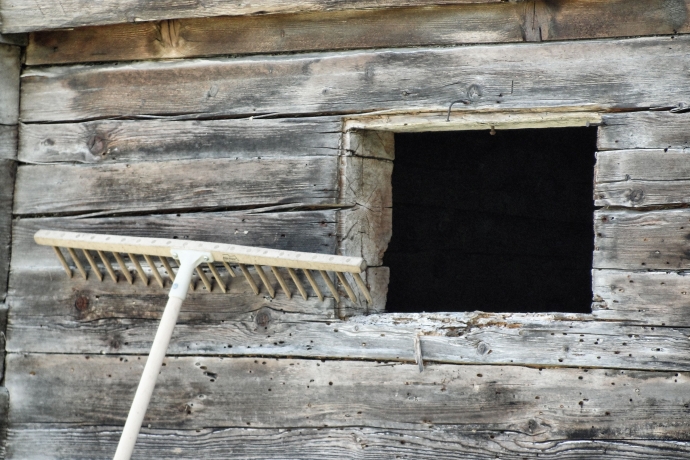 Heurechen vor offenem Fenster