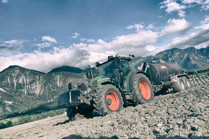 Traktor bringt Gülle aus (© Prezis GmbH, www.prezis.gmbh) Traktor bringt Gülle aus