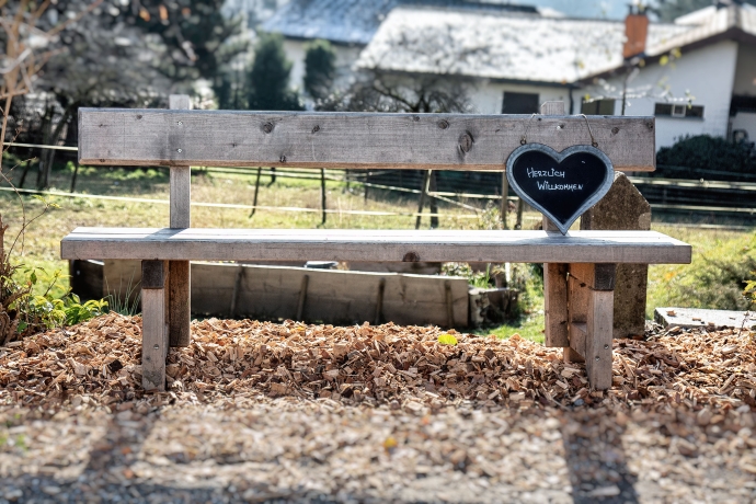 Sitzbank bei Hofladen