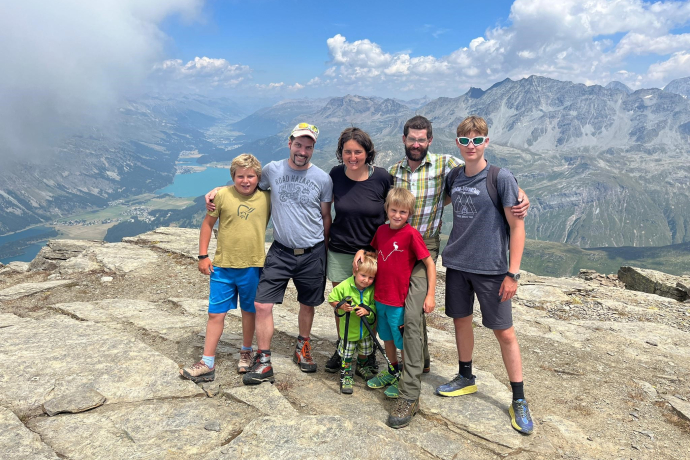 Elias Patterson mit der Familie Pedroni auf dem Piz Margna Elias Patterson mit der Familie Pedroni auf dem Piz Margna