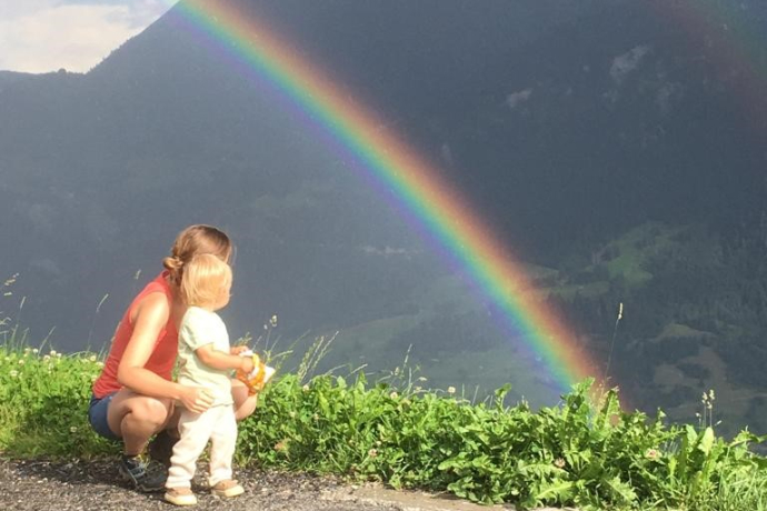 Alina und Linus-Paulin beim Bestaunen des Regenbogens