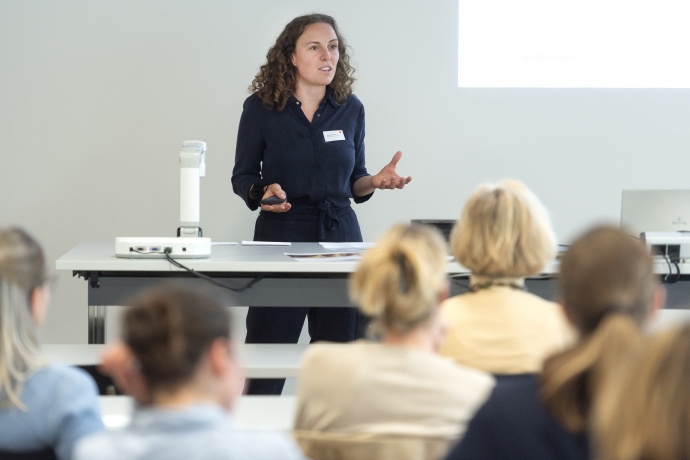 Sina Rellstab Präsentiert das Projekt (Foto: Olivia Aebli-Item)