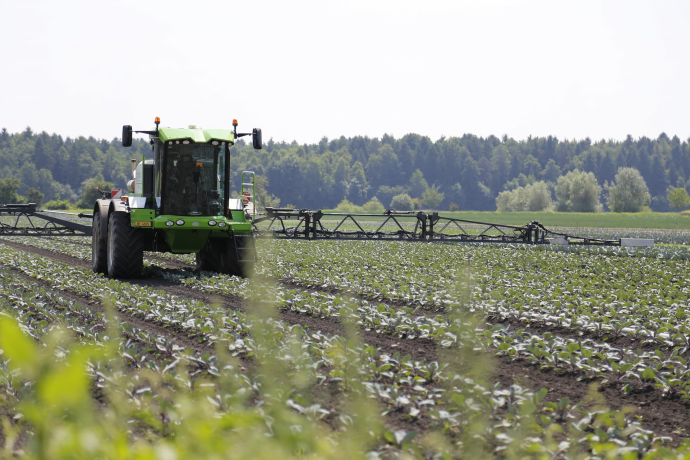 Traktor bringt Pflanzenschutzmittel aus neue Pflanzenschutzverordnung 2026 (Bild: SBV)