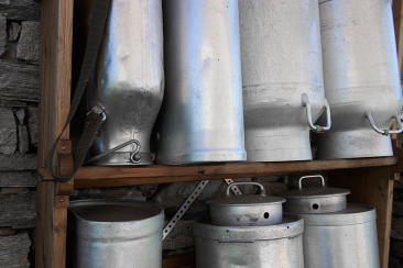 Milchkannen vor Alpstall