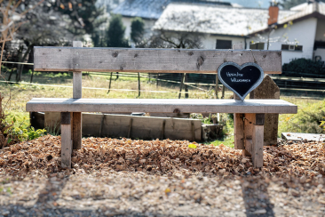 Sitzbank bei Hofladen